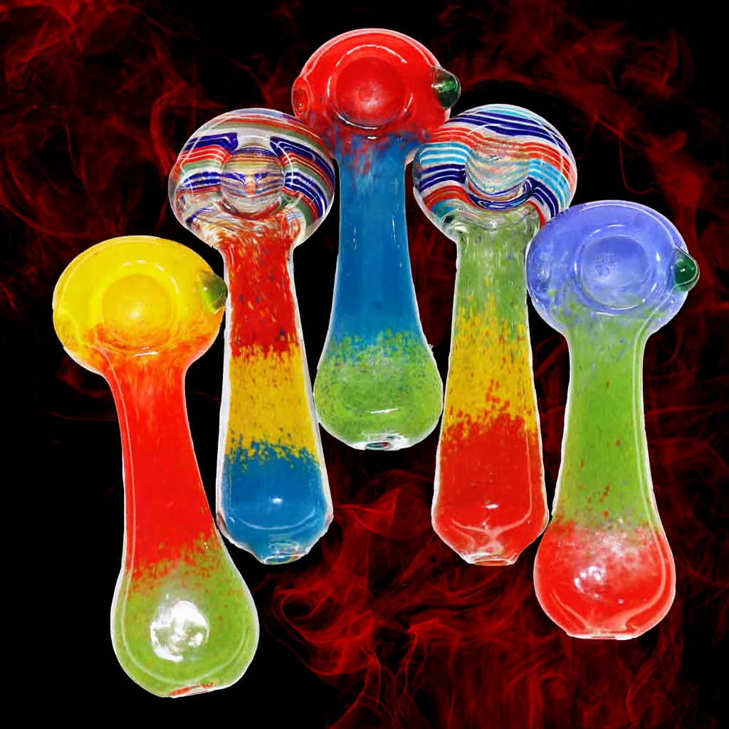 Unique Glass Pipes with Stylish Designs and Smooth Draws